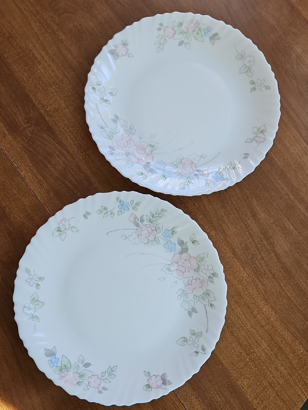 Arcopal Rosalie Milk Glass Dinner Plates set of 2